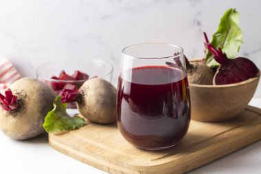 Bir bardak taze pancar suyu ve sebze.