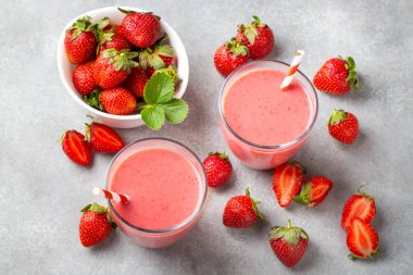 Çilekli içecek ya da milkshake..