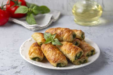 Türk Tepsi Boregi, Yuvarlak Borek, Tepsi hamur işi (Türkçe adı; rulo borek - sigara boregi)