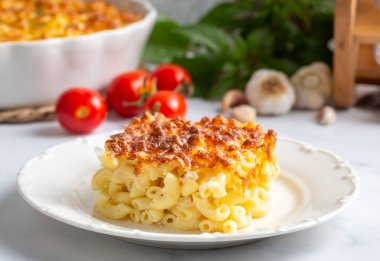 Geleneksel Kuzey Amerika yemeği. Peynirli fırında makarna..