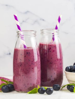 Bir bardak nane ve taze böğürtlenli yabanmersini püresi. 