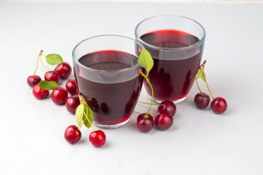 Bir bardak ekşi kiraz suyu, taze kırmızı kirazlar, yaz suyu.