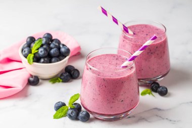 Bir bardak nane ve taze böğürtlenli yabanmersini püresi.