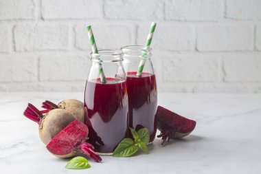 Bir bardak taze pancar suyu ve sebze.