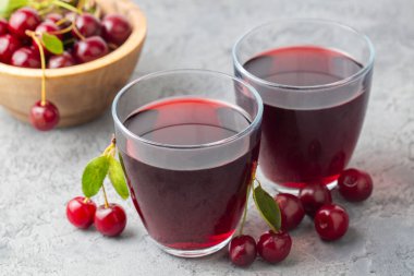 Bir bardak ekşi kiraz suyu, taze kırmızı kirazlar, yaz suyu.