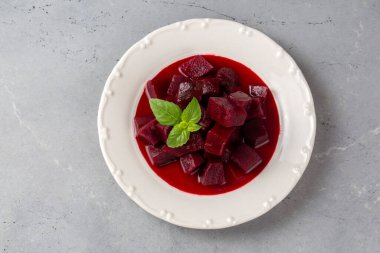 Bir kasede turşulu kırmızı pancar.