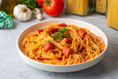 Sosisli makarna - ahtapot spagetti- Türk adı; sosisli spagetti