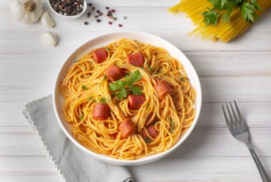 Sosisli makarna - ahtapot spagetti- Türk adı; sosisli spagetti