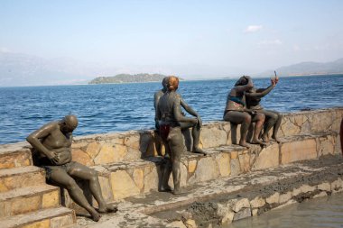 Dalyan - Mugla - Türkiye - 15 Ekim 2024, Koycegiz Gölü kıyısındaki Sultaniye Springs 'teki çamur banyosunda eğlenen kimliği belirsiz kişiler