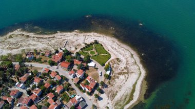 Türkiye 'nin Egirdir Gölü, Isparta ilinde yer almaktadır. Ayrıca günlük ve mevsimsel renk farklılıklarından dolayı 'yedi renkli göl' olarak da bilinir..