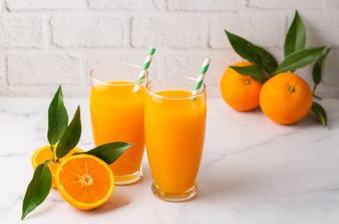 Masada taze sıkılmış portakal suyu ve narenciye.