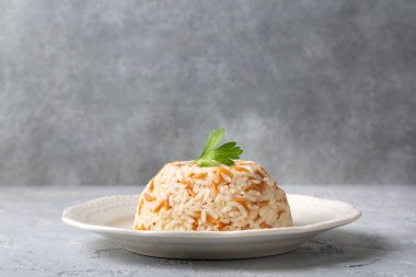 Geleneksel lezzetli Türk yemekleri; Türk usulü pirinç pilavı (Türkçe adı; Arpa sehriyeli pirinc pilavi)