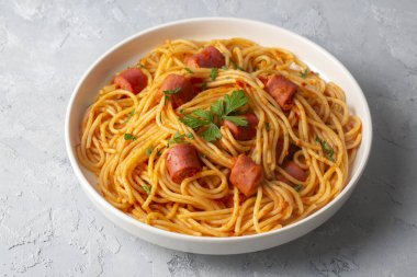 Sosisli makarna - ahtapot spagetti- Türk adı; sosisli spagetti
