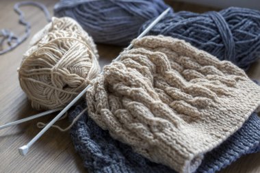 Yünlü örgü ve örgü iğneleri.