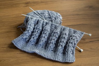 Yünlü örgü ve örgü iğneleri.