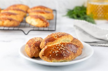 Lezzetli Türk yemekleri, dereotlu peynirli hamur işi, Türkçe adı; dere otlu peynirli pogaca