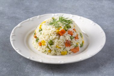 Türk mutfağı; sebzeli pirinç pilavı da bahar pilavı olarak bilinir. Türkçe adı: sebzeli pilav veya bahar pilavi