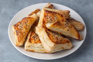 Üçgen şeklinde peynirli börek.
