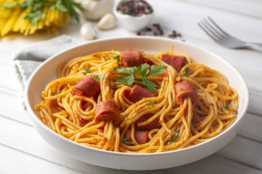 Sosisli makarna, ahtapot makarna, Türk adı; sosisli spagetti. 