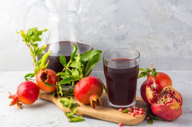 Bir bardak lezzetli nar suyu.