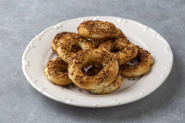 Susamlı Türk simidi. Türkçe adı: Kandil simidi