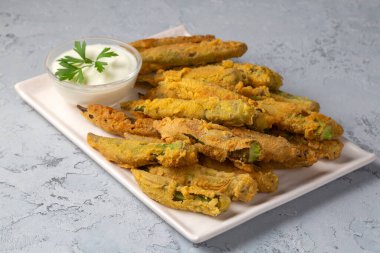Yoğurt ve yoğurt soslu kızarmış bamya Tempura. Sağlıklı atıştırmalıklar.