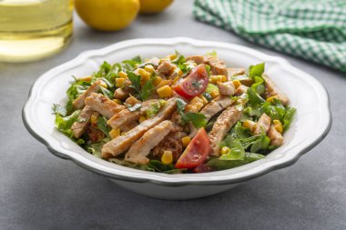 Kızarmış tavuklu Sezar salatası.