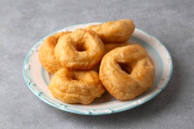 Tabakta ev yapımı Türk çörekleri (pii) sunuldu.