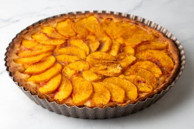 Hafif mutfakta taze şeftalili turta.