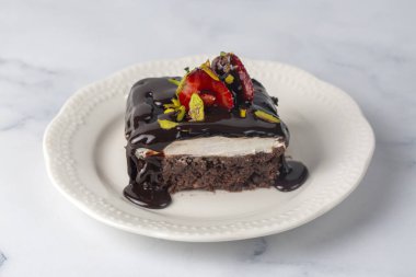 Çilekli çikolatalı pasta. Ağlayan pasta ya da ağlayan pasta olarak da bilinir. Türkçe isim; aglayan kek