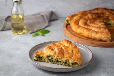 Türk Tepsi Boregi, Yuvarlak Borek, Tepsi hamur işi (Türkçe adı; rulo borek - ispanakli borek)