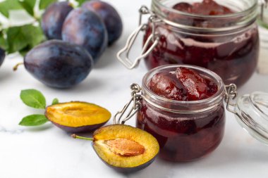 Ev yapımı Damson Erik reçeli mavi seramik kasede