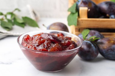 Ev yapımı Damson Erik reçeli mavi seramik kasede