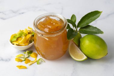 Limon reçeli ve taze limon. Limon reçeli.