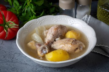 Patates ve haşlanmış tavuk budu.