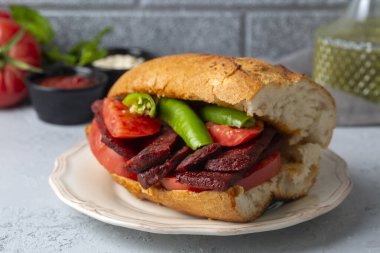 Ekmek arasında sosisli ekmek - Türk adı; ekmek arasi sucuk ekmek