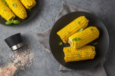 Tatlı haşlanmış mısır, yemek konsepti fotoğrafı.