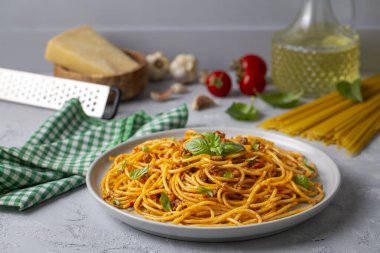 Kıyma soslu makarna, domates, parmesan peyniri ve taze fesleğen.