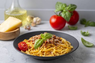 Kıyma soslu makarna, domates, parmesan peyniri ve taze fesleğen.