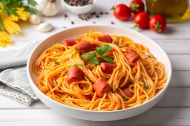 Sosisli veya domates soslu spagetti ile doldurulmuş sosis.