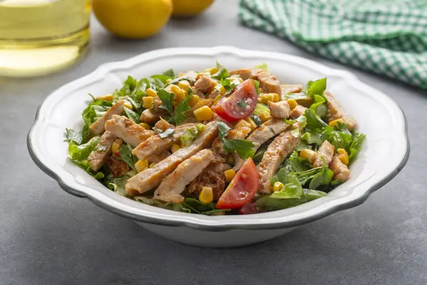 Kızarmış tavuklu Sezar salatası.