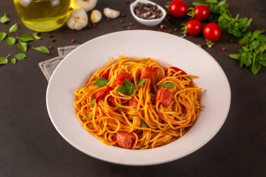 Sosisli veya domates soslu spagetti ile doldurulmuş sosis.