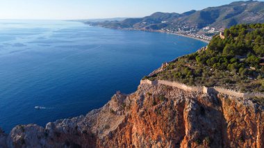 Hava aracı görüntüsü Alanya kalesi, denizdeki kayalık kayalıklar Alanya - Türkiye