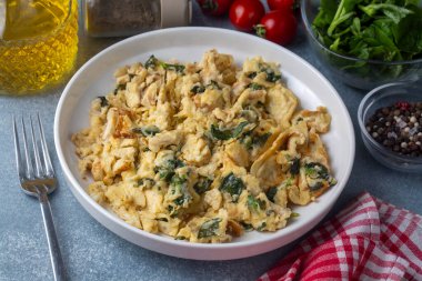 Purslane ve yumurtadan yapılmış omlet. Sebzeli omlet.