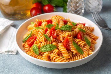 Fusilli makarna, sarmal ya da domates soslu makarna - İtalyan yemeği tarzı.