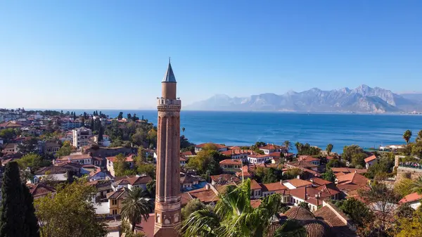 Yivli Minare Camii eski şehir Kaleiçi görünümünü. Antalya. Türkiye