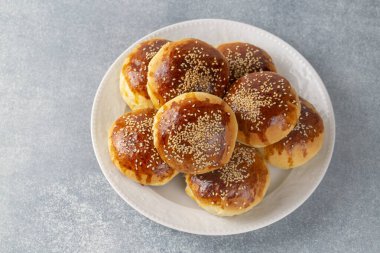 Geleneksel lezzetli el yapımı Türk hamur işi peynirli hamur işi (Türkçe adı: pogaca))