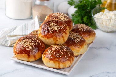 Geleneksel lezzetli el yapımı Türk hamur işi peynirli hamur işi (Türkçe adı: pogaca))