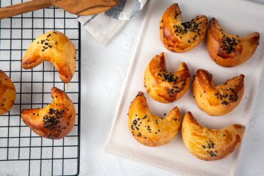 Türk mutfağından; ay çöreği çok lezzetlidir. Moon pogaca veya Moon coregi - Türkçe adı; Ay pogaca, ay coregi