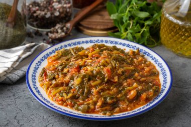 Geleneksel Türk mutfağı purslane yemeği (Türkçe adı; semizotu yemegi)